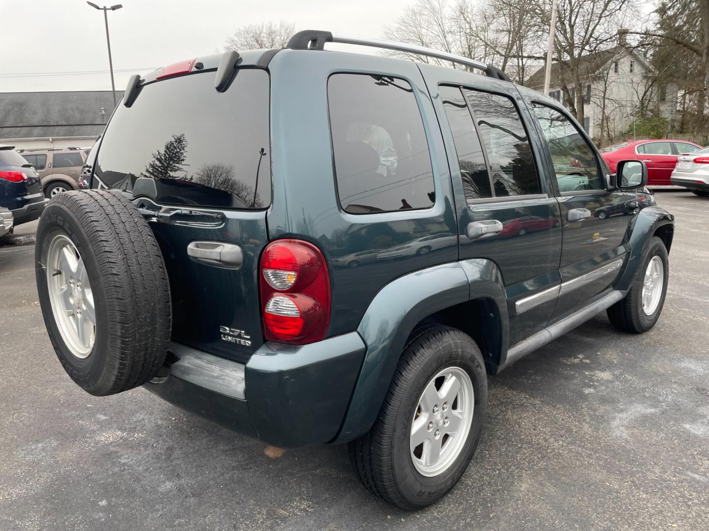 2005 blue Jeep Liberty Limited 4WD (1J4GL58K15W) with an 3.7L V6 SOHC 12V engine, located at 101 N. Main Street, Muncy, PA, 17756, (570) 546-5462, 41.207691, -76.785942 - Photo#3